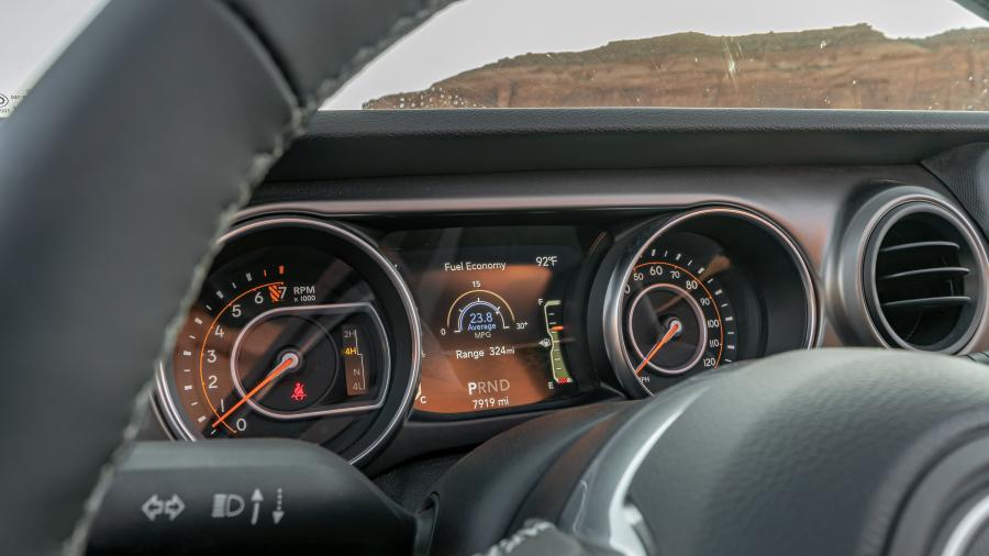 Панель приборов Jeep Gladiator Sport (JT) 2019 года  (NA) (фото 12 из 26)